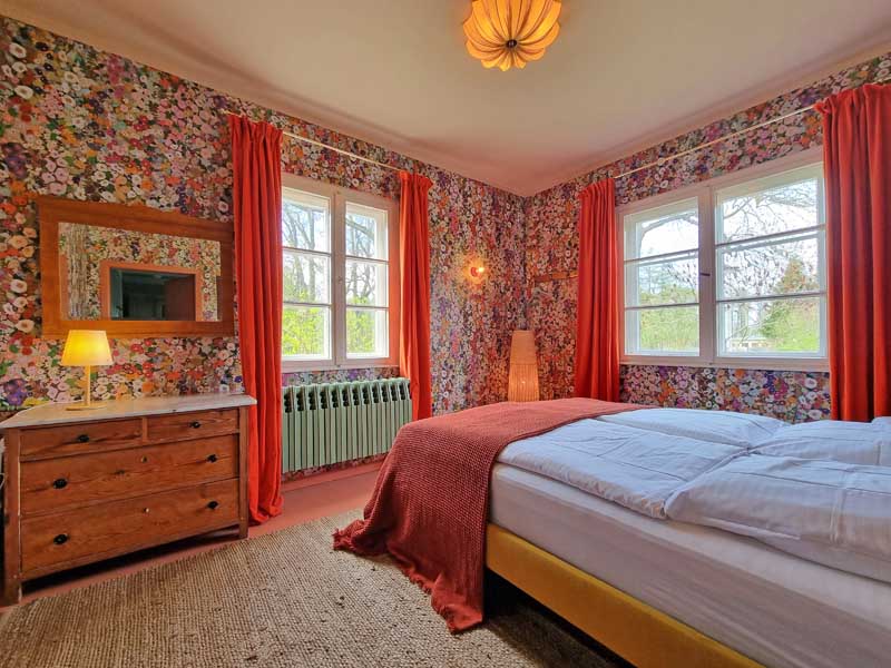 'Rotes Schlafzimmer' mit Chippendalebett