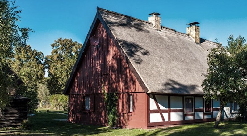 Reetdach und Giebel mit Holzfassade