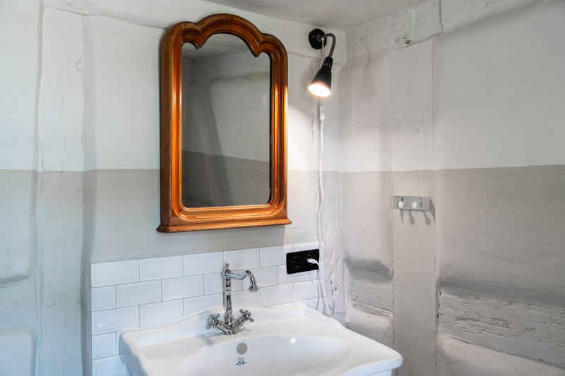 Duschbad mit Waschbecken, WC und Waschmaschine