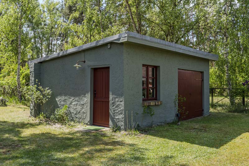 Bad mit Dusche, Lehmwänden und Balkendecke